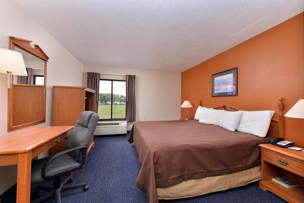 Red Roof Inn & Suites Austin East - Манор Экстерьер фото