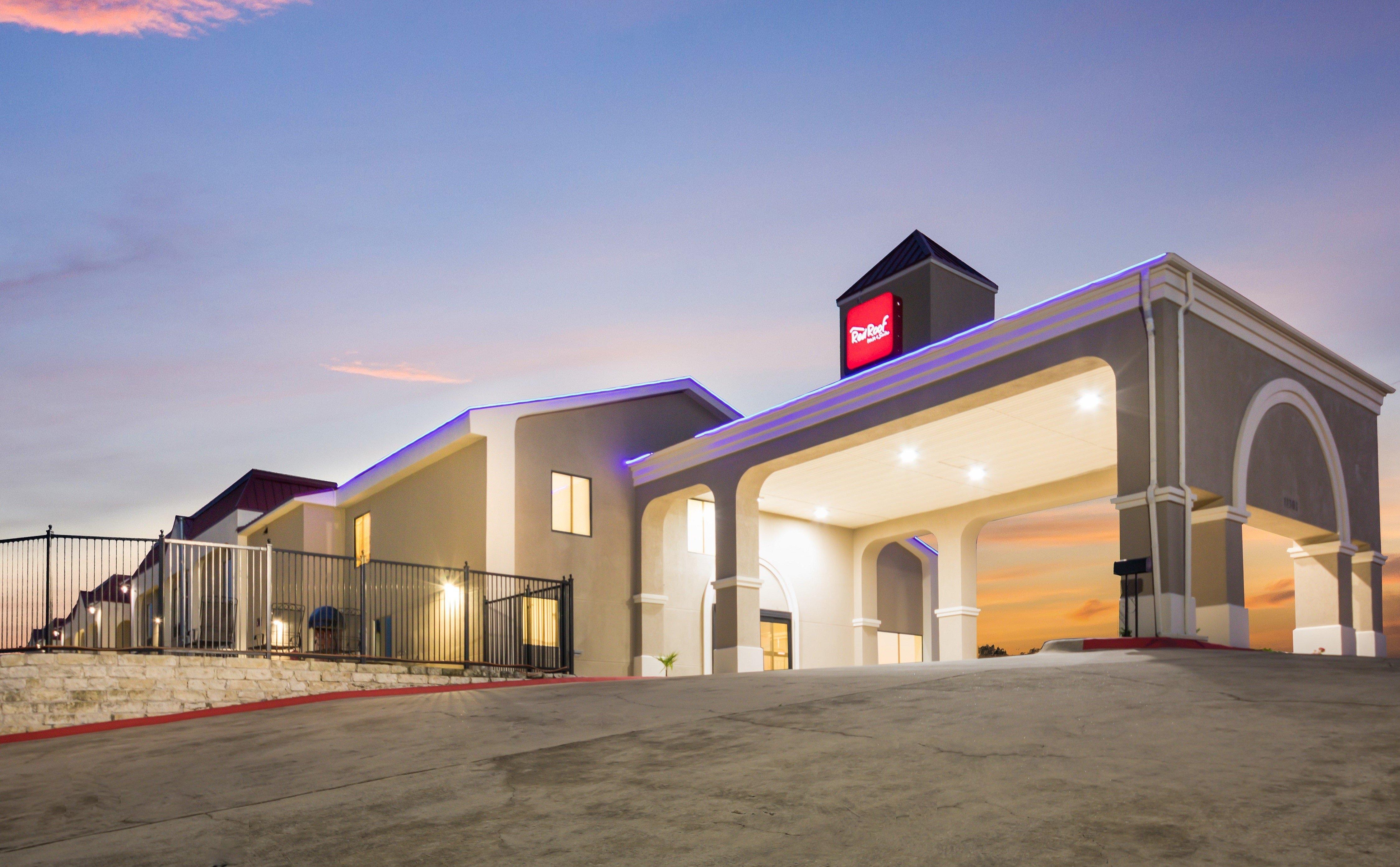 Red Roof Inn & Suites Austin East - Манор Экстерьер фото