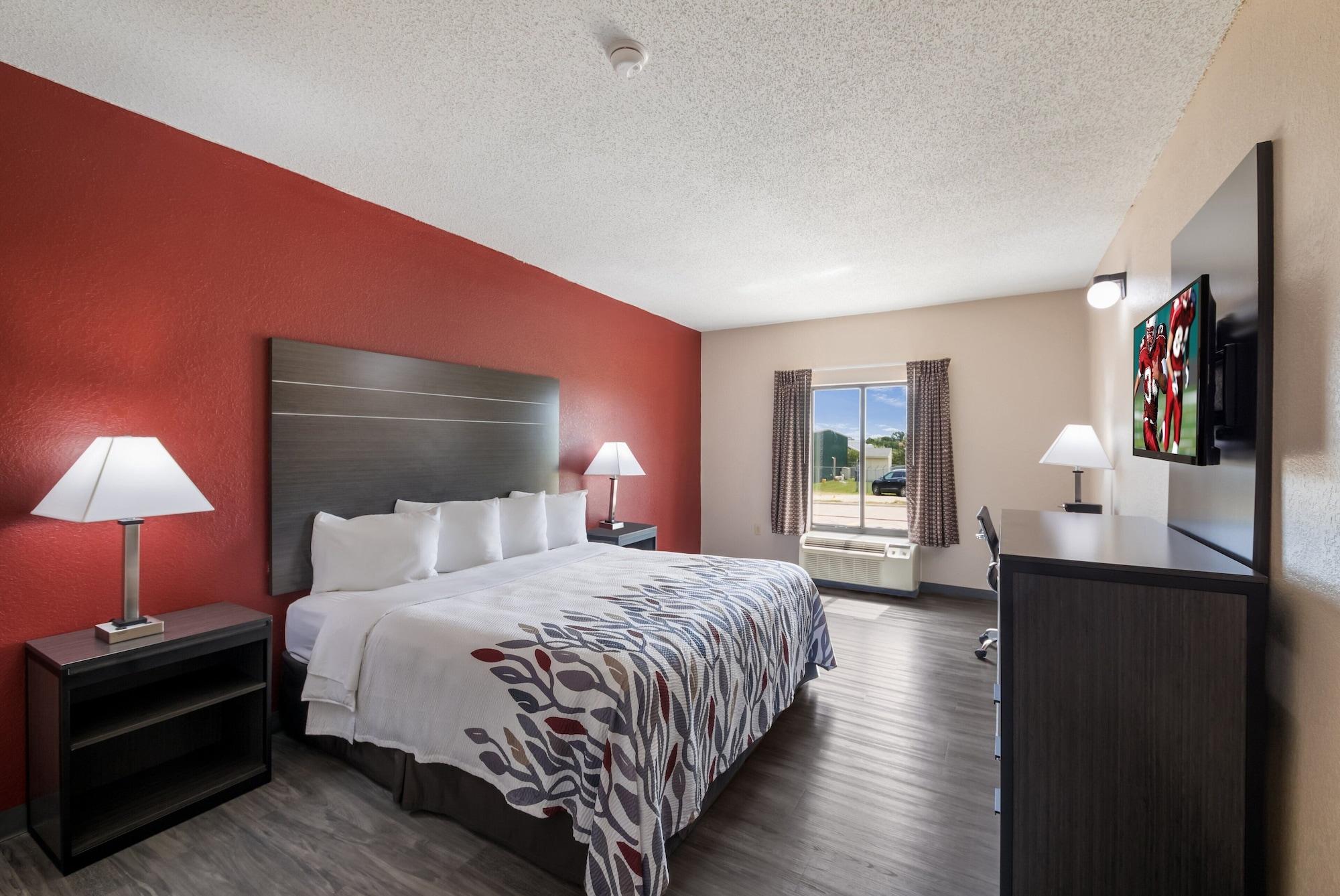 Red Roof Inn & Suites Austin East - Манор Экстерьер фото