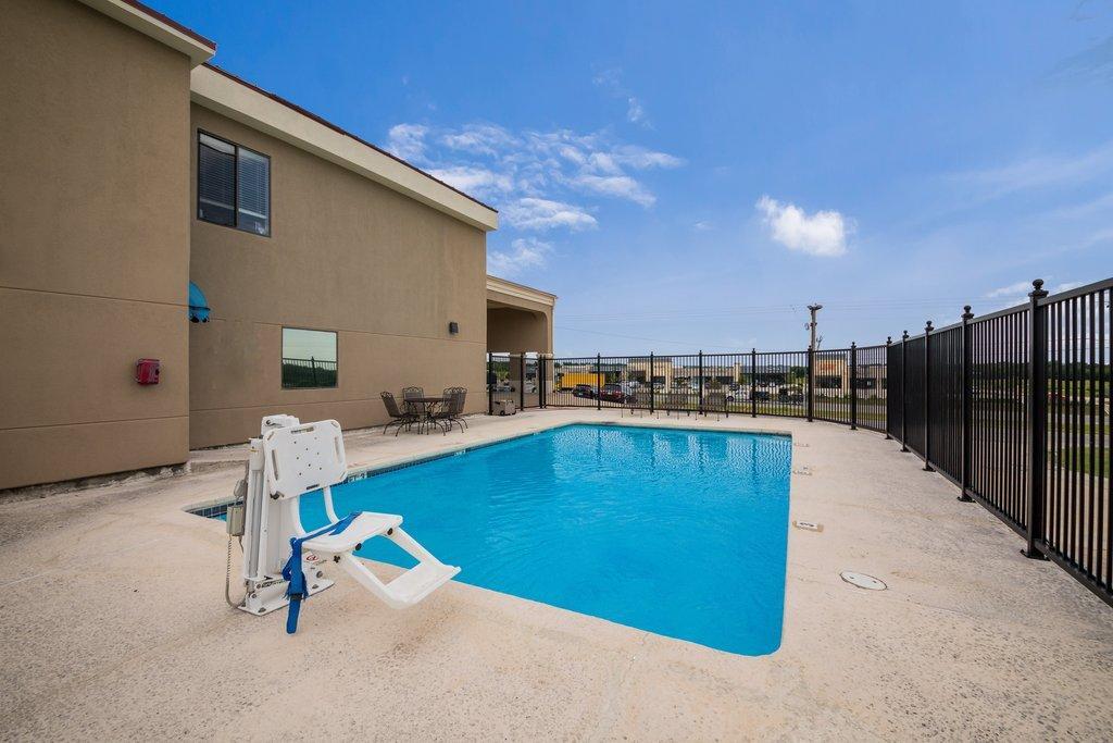 Red Roof Inn & Suites Austin East - Манор Экстерьер фото