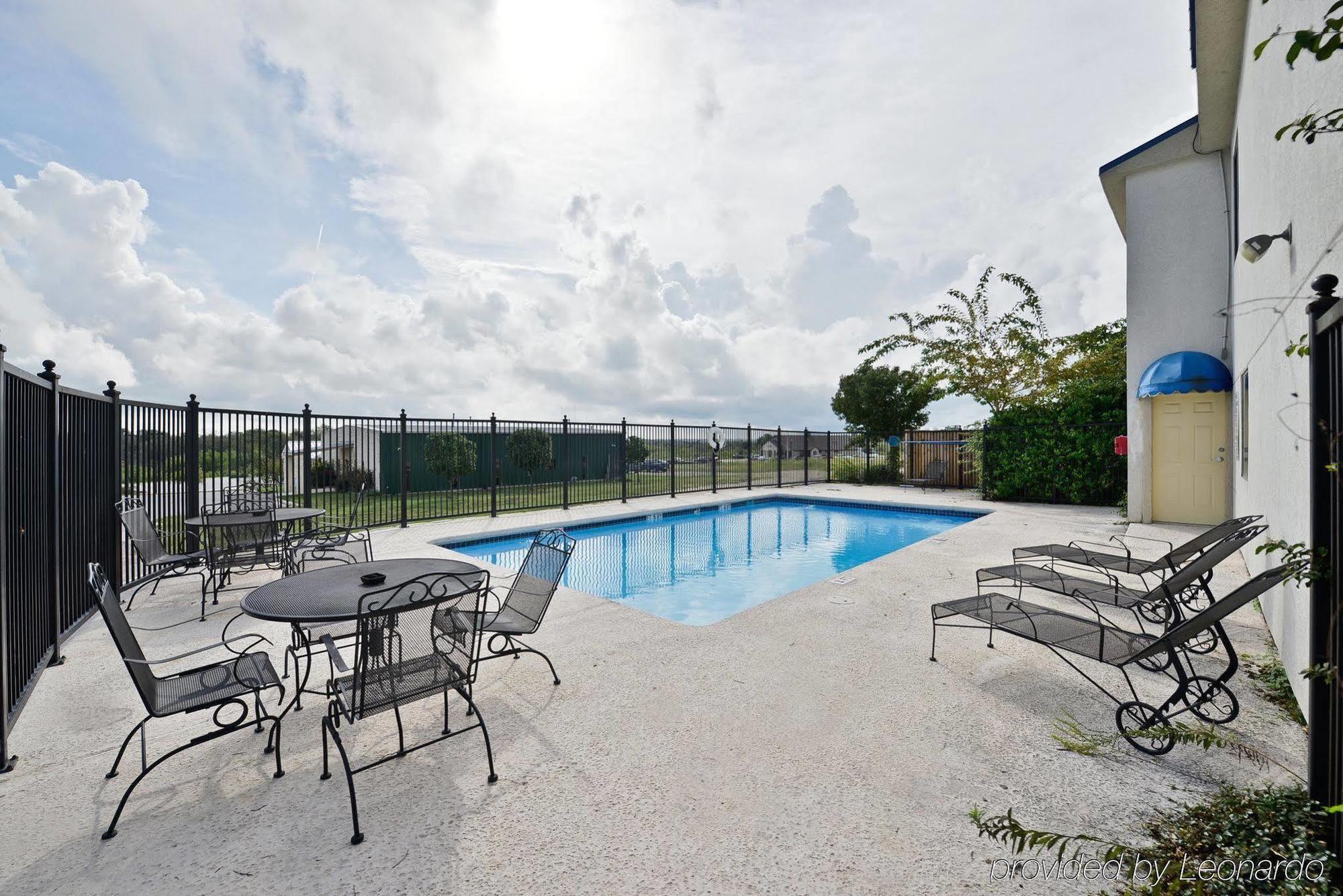 Red Roof Inn & Suites Austin East - Манор Удобства фото